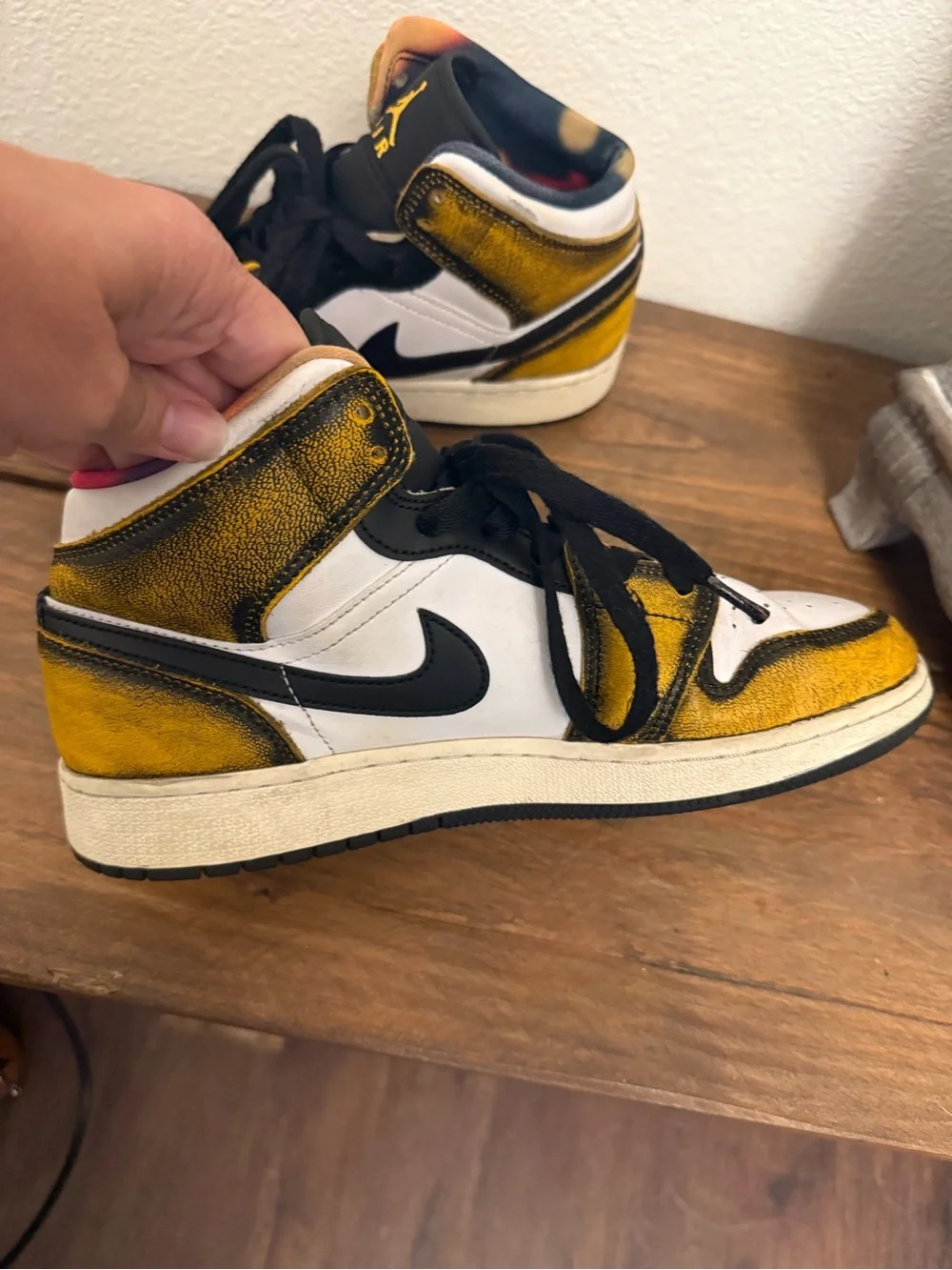 Nike Air Jordan 1 Mid SE “Wear-away” sneakers